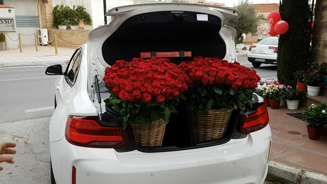 Τα 240 τριαντάφυλλα στο πορτ μπαγκάζ και τα υπόλοιπα 130 (όσα δηλαδή τα... άλογα) στη θέση του συνοδηγού