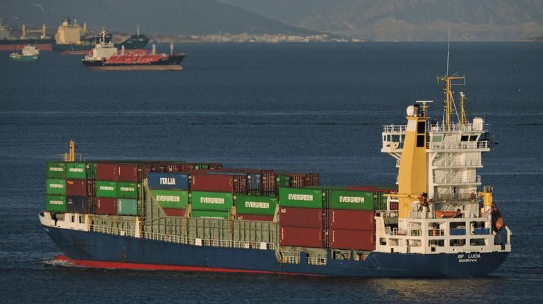 To πλοίο 'Bf Lucia' κοντά στον Πειραιά 