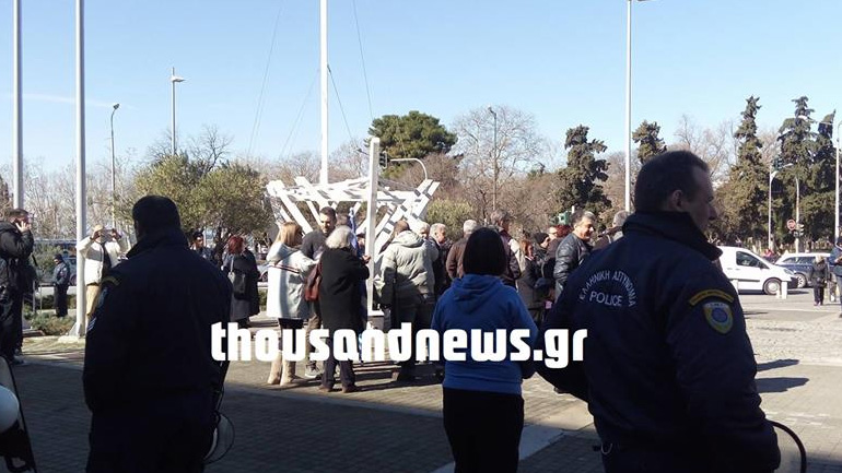 Διαμαρτυρία κατά του Γιάννη Μπουτάρη έξω από το δημαρχείο Θεσσαλονίκης Διαμαρτυρία κατά του Γιάννη Μπουτάρη έξω από το δημαρχείο Θεσσαλονίκης