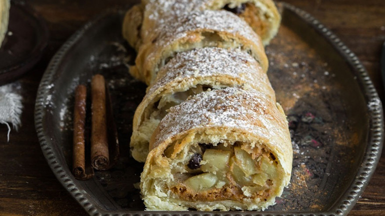 Στρούντελ μήλου με καρύδια, σταφίδες και ζύμη σφολιάτας