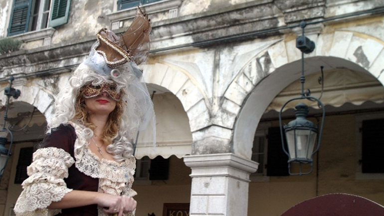 Αναβιώνει το έθιμο «Πετεγολέτσα» στις «φανέστρες» των σπιτιών στην Κέρκυρα