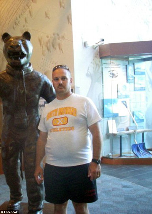 Το πρώτο θύμα του Κρουζ, ο αθλητικός διευθυντής του σχολείου, Κρις Χίξον