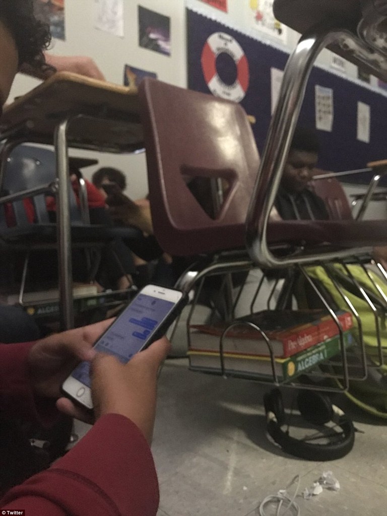 Αμερικανικά μέσα ενημέρωσης δημοσιεύουν συγκλονιστικές φωτογραφίες και βίντεο που τράβηξαν οι έντρομοι μαθητές μέσα στις αίθουσες του τρίτου ορόφου του λυκείου