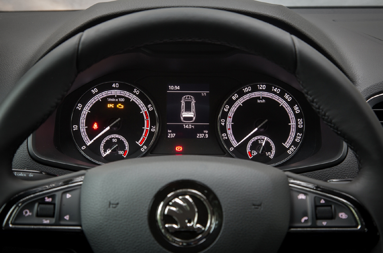 Ο κλασικός πίνακας οργάνων. Στην πλούσια έκδοση διατίθεται με ψηφιακή οθόνη 