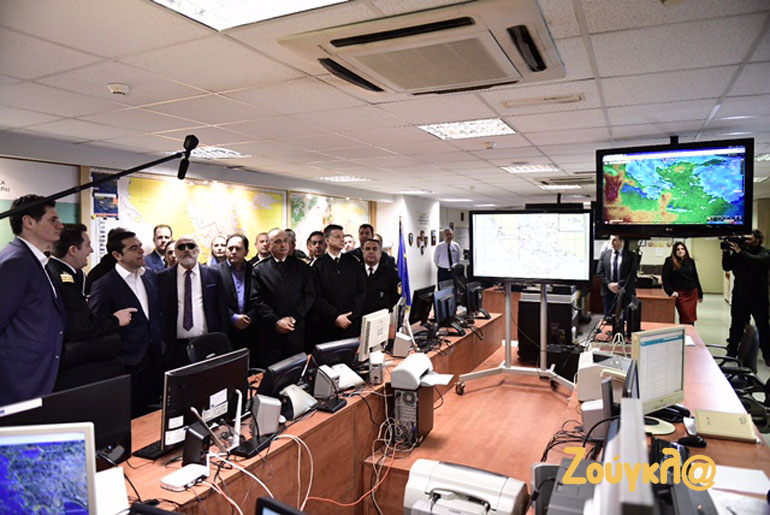 Ο πρωθυπουργός στον θάλαμο επιχειρήσεων του Λιμενικού