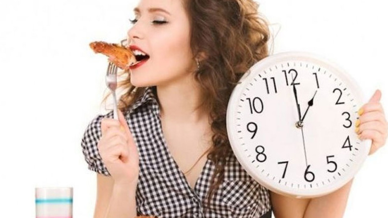 Όσοι τρώνε αργά και αποφεύγουν το φαγητό δύο ώρες προτού κοιμηθούν χάνουν εύκολα κιλά