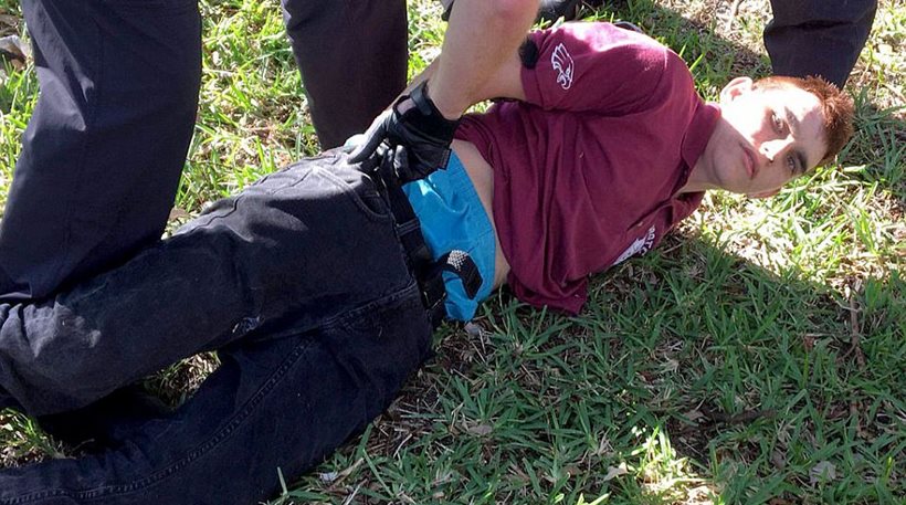 O δράστης τη στιγμή που έχει συλληφθεί από τους αστυνομικούς