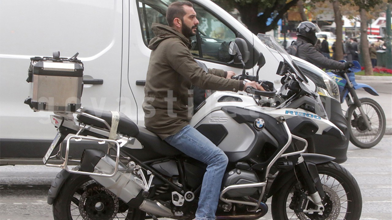 Δεν πάει για αγώνα με το κράνος στον αγκώνα