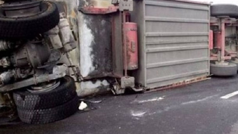 Τροχαίο με ανατροπή νταλίκας στην εθνική οδό Τροχαίο με ανατροπή νταλίκας στην εθνική οδό