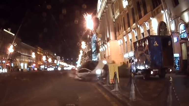 Δεν άφησε κολονάκι όρθιο! Δεν άφησε κολονάκι όρθιο!