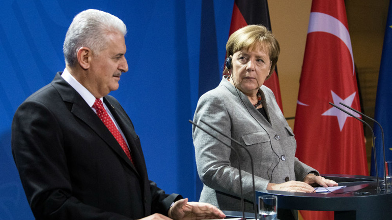 Ά. Μέρκελ: Ικανοποίησή της για την αποφυλάκιση του Ντενίζ Γιουτζέλ