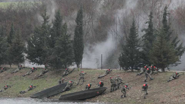 «Οθωμανική υπερπαραγωγή» η τουρκική στρατιωτική άσκηση στον Έβρο
