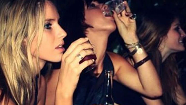 Πώς να δείξετε και πάλι φρέσκιες μετά τα ατέλειωτα ξενύχτια