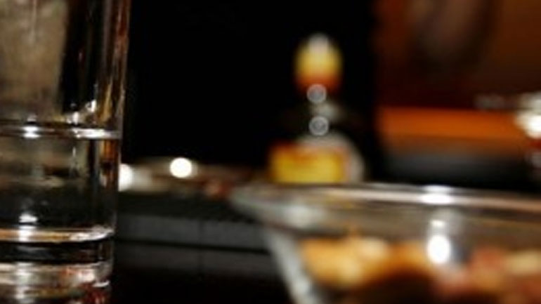 Άγριος καβγάς σε μπαρ του Ληξουρίου πριν πυροβοληθεί η άτυχη γυναίκα