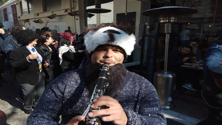 «Μπουλούκια» καρναβαλιστών στη Λάρισα