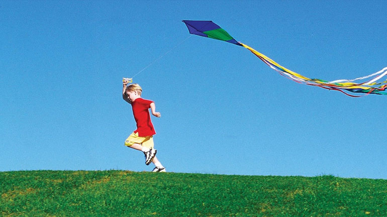 Φτιάξτε τον πιο χρωματιστό χαρταετό παρέα με τα παιδιά σας και «απογειωθείτε»!