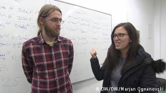 Η Αλβανίδα καθηγήτρια Αγγλικών Λορίντα Σαντίκου και ο Σέρβος συνάδελφός της Λαζάρ Ζίβκοβιτς