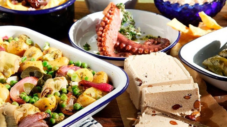 Τι συμβολίζει η Καθαρά Δευτέρα και γιατί ονομάστηκε έτσι; Τι συμβολίζει η Καθαρά Δευτέρα και γιατί ονομάστηκε έτσι;