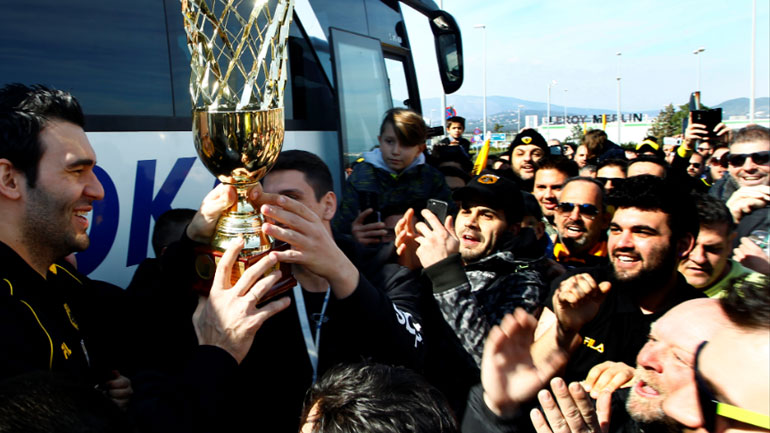 Αποθεώθηκε η αποστολή της μπασκετικής ΑΕΚ στο «Ελ. Βενιζέλος»