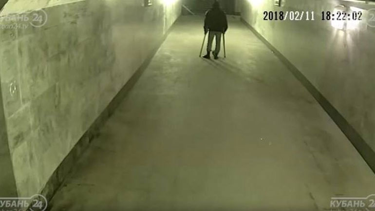 Κάμερα κλειστού κυκλώματος καταγράφει ζητιάνους με πατερίτσες να… παίζουν μπάλα!