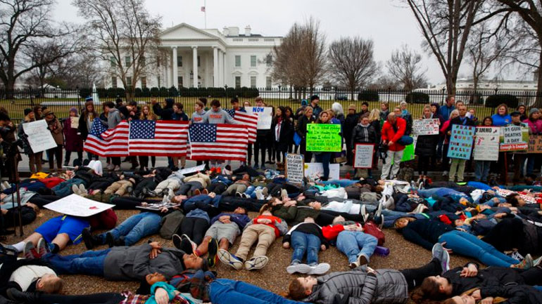 Διαμαρτυρία μαθητών έξω από τον Λευκό Οίκο με αίτημα την επιβολή αυστηρότερων ελέγχων στην οπλοκατοχή
