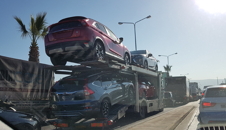 Τα πρώτα Mitsubishi Eclipse Cross πηγαίνουν με νταλίκα στις εγκαταστάσεις της ελληνικής εισαγωγικής εταιρείας