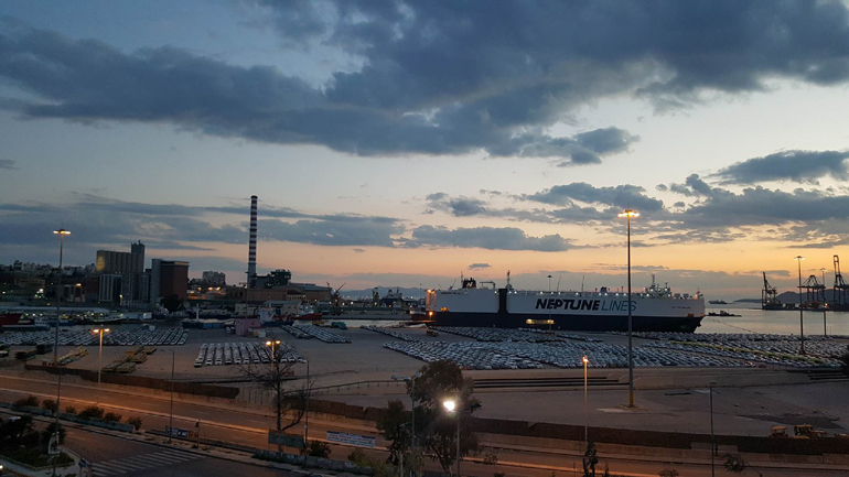 Η ζωή στο λιμάνι συνεχίζεται νύχτα - μέρα!!!