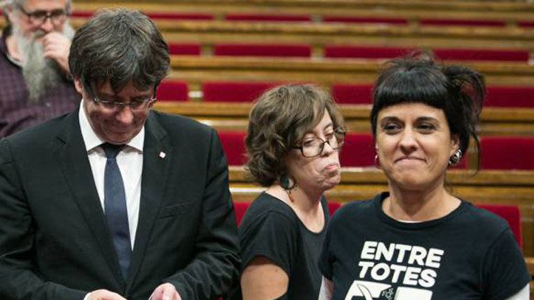 Ισπανία: Πρώην βουλευτής του καταλανικού κοινοβουλίου αρνείται να εμφανιστεί ενώπιον του ισπανικού δικαστηρίου