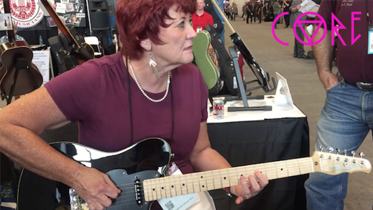 Η γιαγιά παίζει ένα σόλο στην κιθάρα