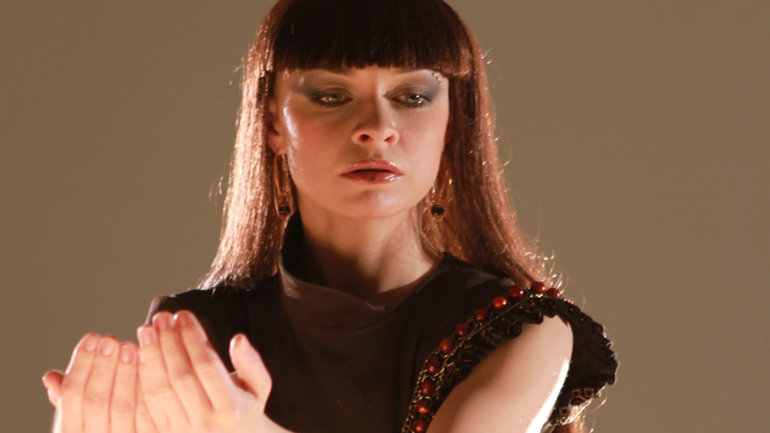 Ξένια Σιμόνοβα: Μαγεύοντας με την άμμο, τη ζωγραφική και τη μουσική