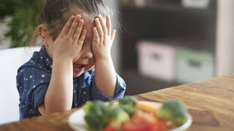 Πώς θα καταλάβω ότι το παιδί μου είναι αλλεργικό σε μια τροφή;