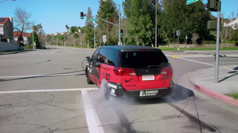 Όταν η μαμά βιάζεται να πάει τα παιδιά σχολείο (προσοχή: μην το… επιχειρήσετε)