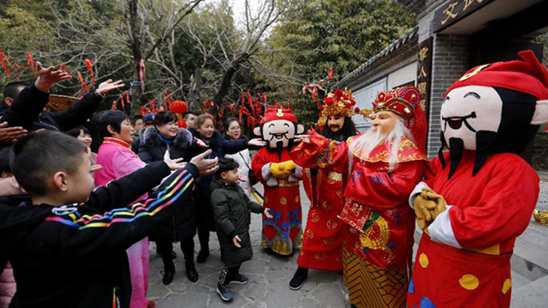 Τροχόσπιτα μετατρέπονται σε σκηνές στις οποίες δίνονται παραστάσεις όπερας σε αγροτικές περιοχές στην Κίνα