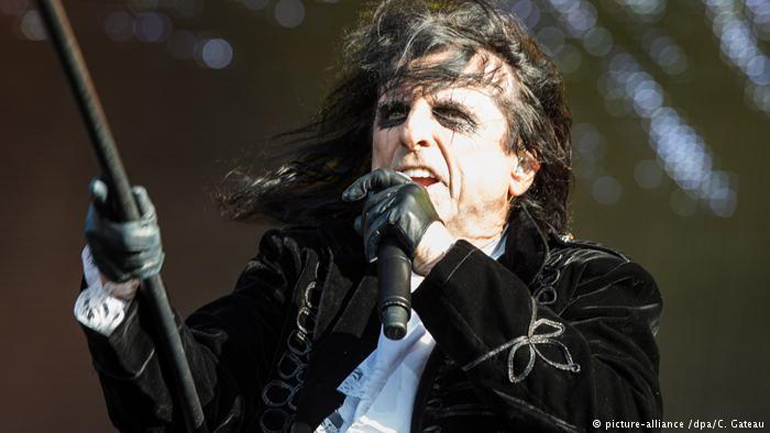 Ο Άλις Κούπερ οφείλει την καριέρα του σε ένα αθώο κοτόπουλο