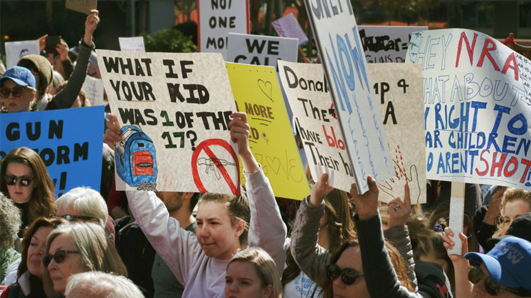 Φλόριντα: Διαδήλωση από μαθητές του Λυκείου που έγινε το μακελειό με τους 17 νεκρούς