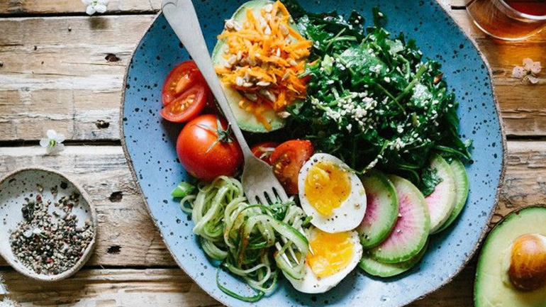 Το «ντέρμπι» για την καλύτερη δίαιτα ανάμεσα σε λιπαρά και υδατάνθρακες