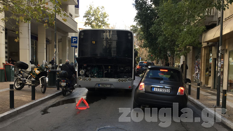 Λεωφορείο ακινητοποιήθηκε στην πλατεία του Κολωνακίου