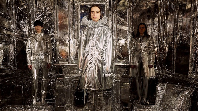 Ο Margiela κάλυψε μπαρ στο Λονδίνο με αλουμινόχαρτο για τις ανάγκες του show του