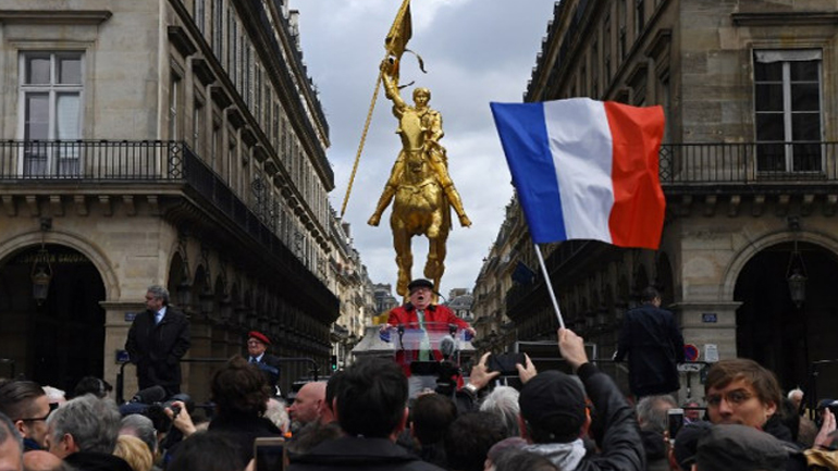 Εισαγγελική έρευνα για ρατσιστικά tweets κατά της νεαρής που θα ενσαρκώσει τη Ζαν ντ’ Αρκ