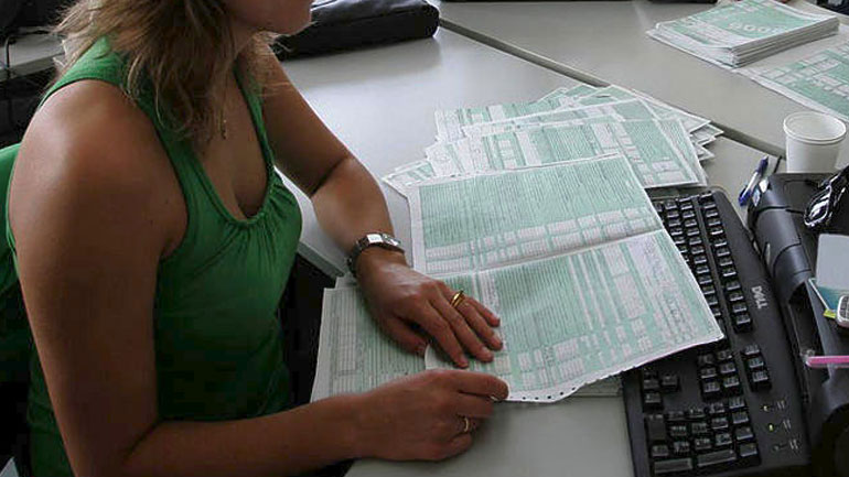 Αλλαγές στη φορολογία χαρτοσήμου και συγχωνεύσεις ΔΟΥ σε μεγάλες πόλεις