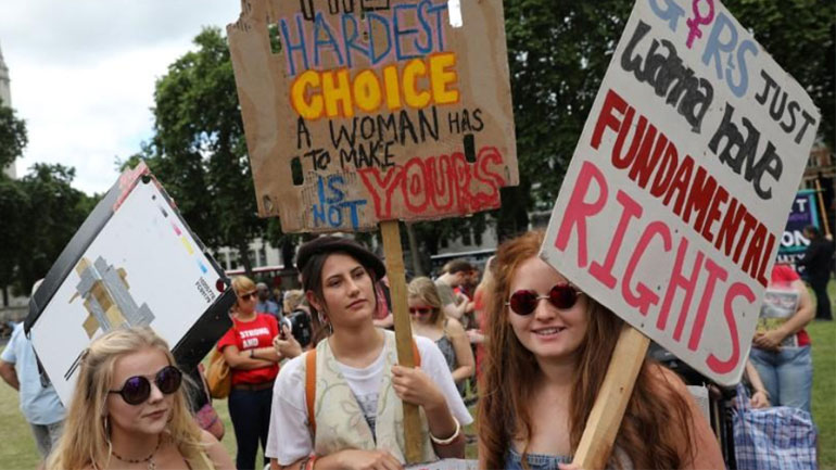 ΟΗΕ: Οι νόμοι περί αμβλώσεων στη Βόρεια Ιρλανδία παραβιάζουν τα δικαιώματα των γυναικών