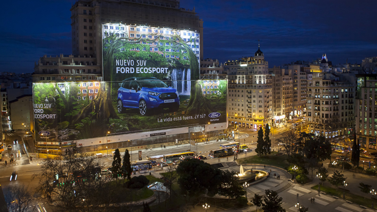 Αυτή είναι η μεγαλύτερη (βάρους 2 τόνων) γιγαντοαφίσα στον κόσμο…