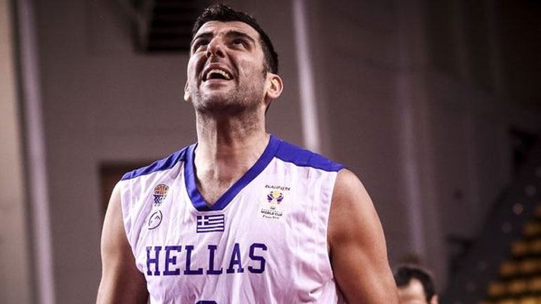 Μπουρούσης: «Για όσο με κρατούν τα πόδια μου θα παίζω στην Εθνική»