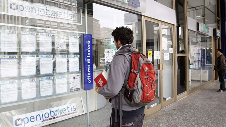 H ανεργία των νέων στον ιταλικό προεκλογικό αγώνα