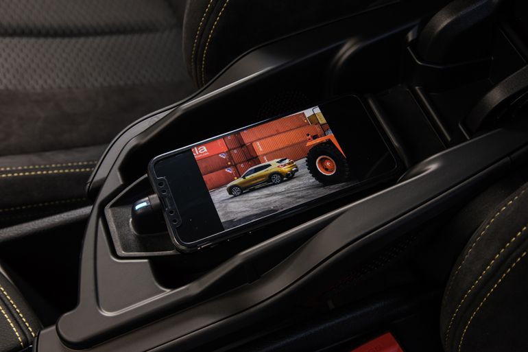 Θέση για το κινητό (μέσα στο μπράτσο του οδηγού) το οποίο ταυτόχρονα φορτίζει