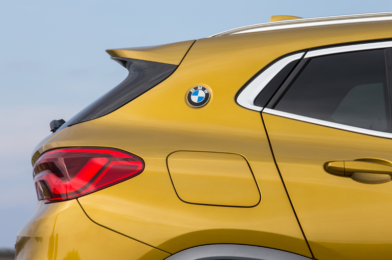 Το λογότυπο της μάρκας στην πίσω κολόνα...