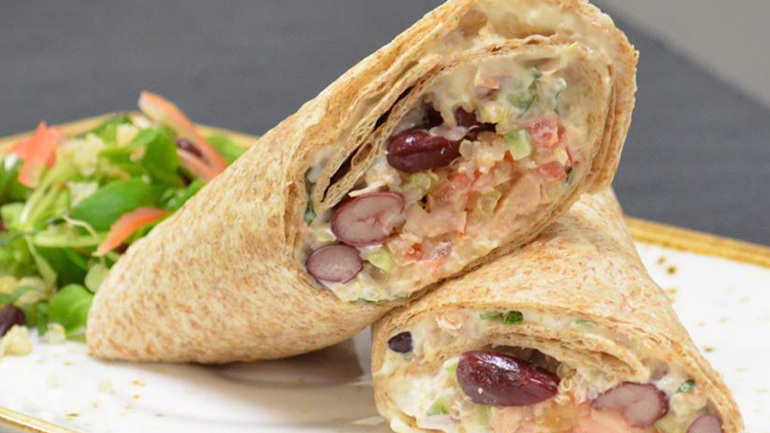 Τορτίγια εύκολη με τόνο, αβοκάντο και σως από γιαούρτι