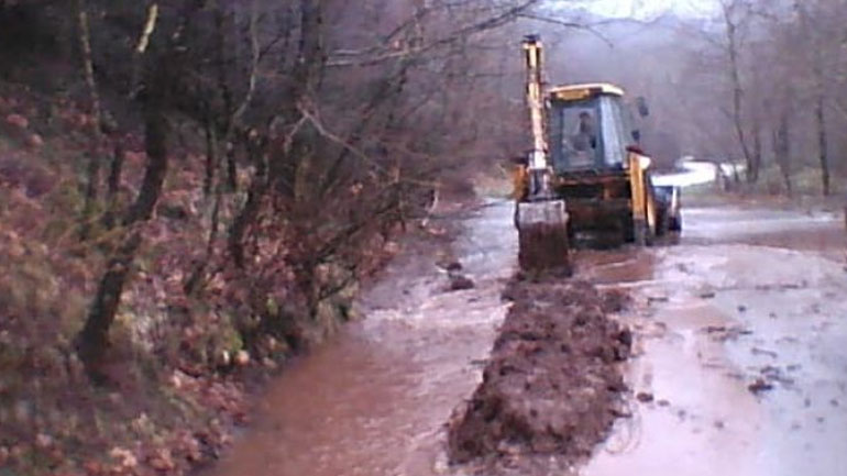 Αγωνιώδης προσπάθεια απεγκλωβισμού ηλικιωμένων στη Κόρη Τρικάλων