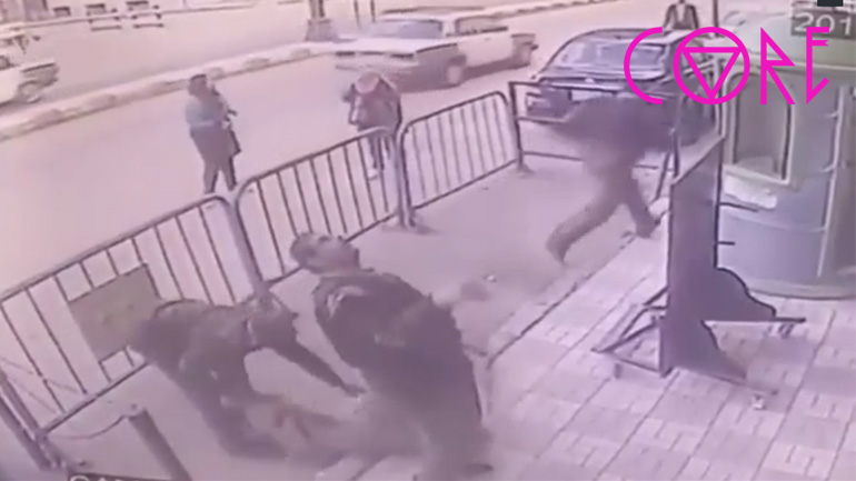 Αίγυπτος: Αστυνομικός πιάνει ένα παιδί που πέφτει από τον 3ο όροφο