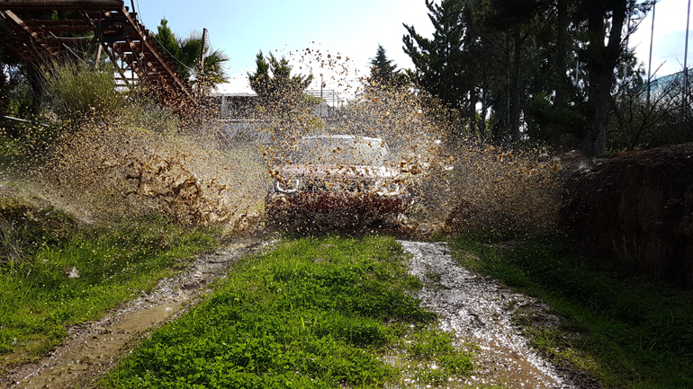 Πίσω από το λάσπη βρίσκεται το Suzuki Ignis 4x4...